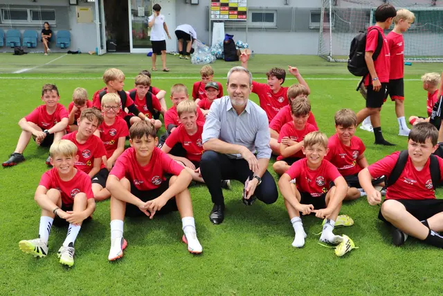 Beim Abschlussturnier gratulierte auch Gerald Gritsch vom Sponsor Raiffeisenbank Kalsdorf-Lieboch-Stainz den jungen Kickern.  | Foto: Edith Ertl