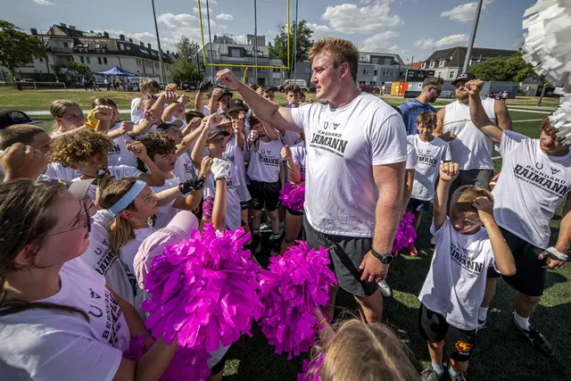Der NFL-Profi Bernhard Raimann sorgte beim Football- und Cheerleading-Camp in Simmering für Begeisterung.   | Foto: Hannes Jirgal/Indianapolis Colts/Vienna Vikings