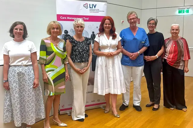 Machten auf die Situation von „Young Carers“ aufmerksam (v.li.): Fabia Lindner (CareManagement Tirol, Bezirk Schwaz), Gabi Schiessling (Landeskoordinatorin CareManagement Tirol), Ines Stark (Vorstandsmitglied HPE Tirol), Landesrätin Cornelia Hagele, Klaus Kapelari (Facharzt für Kinder- und Jugendheilkunde und Ärztliche Leitung der Kinderschutzgruppe am Landeskrankenhaus Innsbruck), Bezirkshauptfrau Kathrin Eberle und Larissa Pöschl (CareManagement Tirol, Bezirk Innsbruck-Land West). | Foto: CareManagement Tirol