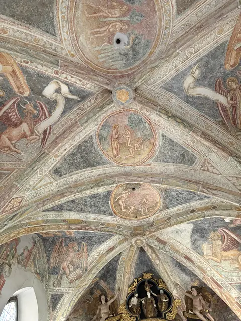 Diese herrlichen Fresken aus der Gotik im Inneren der St. Veit-Kapelle gilt es durch die Arbeiten an der Fassade zu schützen. | Foto: MeinBezirk/Susanne Veronik