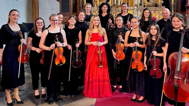 Das Streichorchester der Musikschule Lesachtal-Kötschach Mauthen mit der Konzertmeisterin Laura Marzadori | Foto: Ingo Ortner