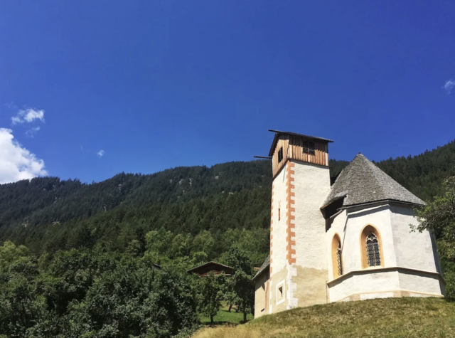 St. Georg ob Tösens liegt in der Gemeinde Serfaus. Das mystische Kirchlein ist offenbar mit dem Platzertal verbunden. ©W. Kräutler