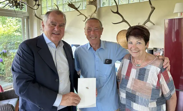 Franz Dinholb gratulierte Klaus Petrucha zum 80. Geburtstag. | Foto: Stadt Wiener Neustadt/Weller