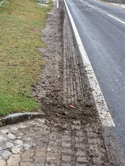 Dieses Bankett auf der B71 in Mariazell sorgt derzeit für Ärger. | Foto: Berger