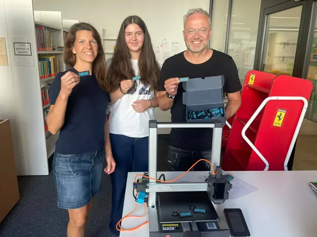 Lehrerin Katharina Rosenauer, Schülerin Lara Reingruber und Stefan Süß bei der Übergabe der gedruckten Schlüsselanhänger. | Foto: MS St. Martin