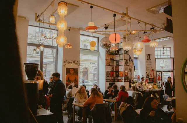Das Café Phil in der Gumpendorfer Straße 10–12 verbindet Bücher, Kaffee und kulturelle Veranstaltungen.  | Foto: Café Phil