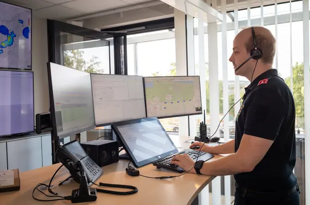 Disponent und Abschnittssachbearbeiter Stefan Breineder (32) erklärte wie die Bezirksalarmzentrale funktioniert. | Foto: Santrucek