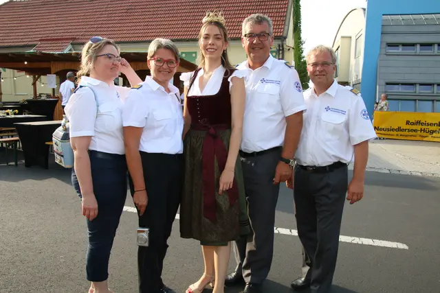 v. re. Österreichische-Wasserrettung Stefan Ferschich -Burgenland, Vize-Präsident Bruno Rassinger mit der Weinkönigen Mari IV und mit den Damen Elke und Karin 