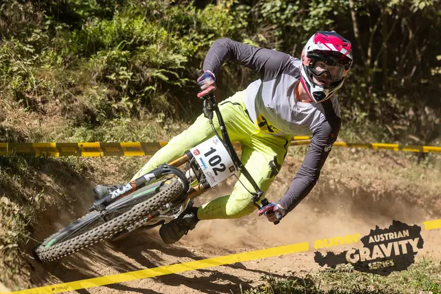Extreme Kurvenlagen beherrscht der 17-jährige Götzner perfekt. | Foto: Randi-photo
