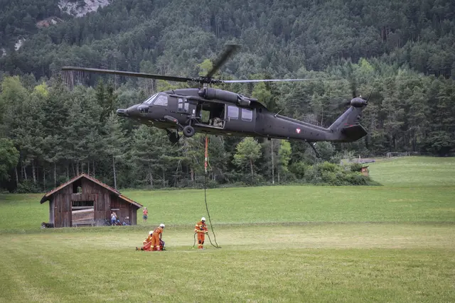 Bundesheer-Hubschrauber im Einsatz in Wildermieming und Breitenbach. Eine S70 „Black Hawk“ wird für den Einsatz fertig gemacht | Foto: Bundesheer/Martin Hörl