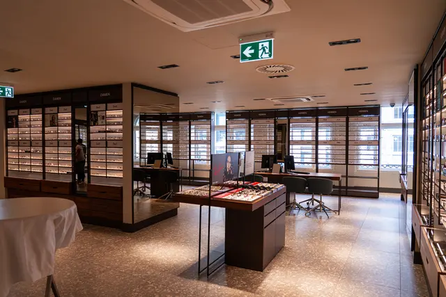 Im ersten Stock des Pearle Fachgeschäfts in der Maria-Theresien-Straße gibt es alles rund um das Thema Optik. | Foto: Paul Armbrusch