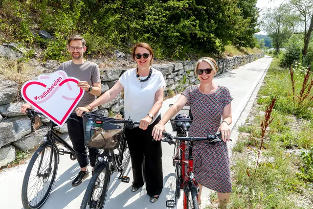 v.l.: Radverkehrsbeauftragter Martin Blum, Neos-Wien Klubvorsitzende Selma Arapovic und Penzings Bezirksvorsteherin Michaela Schüchner (SPÖ) am neuen Radweg.  | Foto: Stadt Wien/Christian Fürthner