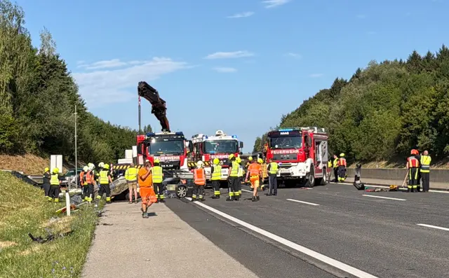 Großaufgebot der Einsatzkräfte auf der Autobahn. | Foto: DOKU-NÖ