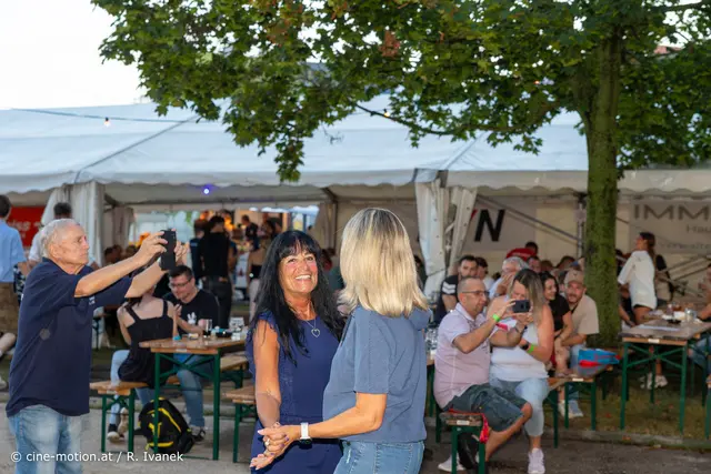 Mal ein Tänzchen wagen - Margit Kunst und Sylvia Lippl, während Fritz Maresch die Band fotografiert (ganz links). | Foto: cine-motion.at / R. Ivanek