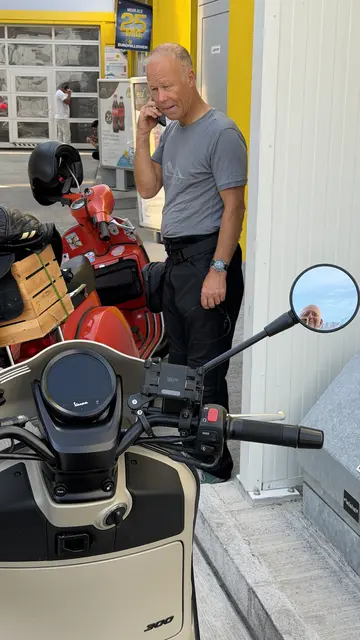 Alexander Auerswald (Vespa Px 125 / 1981) noch in dringende Gespräche vertieft.
Gemeinsam haben die beiden beschlossen, die Reise bereits einen Tag früher anzuterten und so noch einen Abstecher zum Gardasee einzubauen, bevor sie die anderen Vespafreunde treffen würden… denn wie heißt es so schön: letztlich führen bekanntlich alle Wege nach Rom!
 | Foto: AVG Filmproduktion