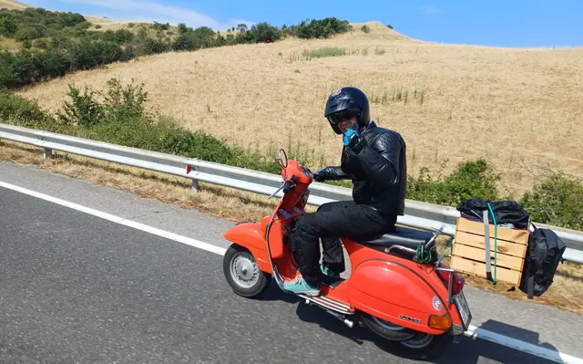 Alexander Auerswald ist mit der Vespa auf seiner Fahrt sichtlich zufrieden | Foto: AVG Filmproduktion