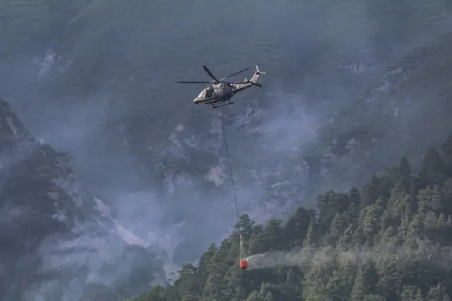 Eine AW 169 „Lion“ unterwegs zum Brandherd | Foto: Bundesheer/Martin Hörl
