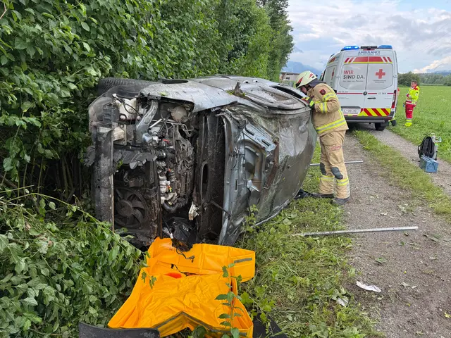 Die Freiwillige Feuerwehr Kramsach sicherte die Unfallstelle und führte die Aufräumungsarbeiten durch.
 | Foto: zoom.tirol