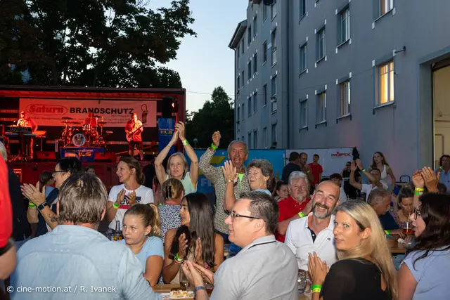 Spaß und Freude unter den Gästen der Geburtstagskinder. | Foto: cine-motion.at / R. Ivanek