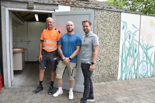 Bademeister Jürgen Bauer, Markus Gansch und Bernhard Zöchbauer freuen sich über die Modernisierung im Erlebnisfreibad. | Foto: GM Kirchberg