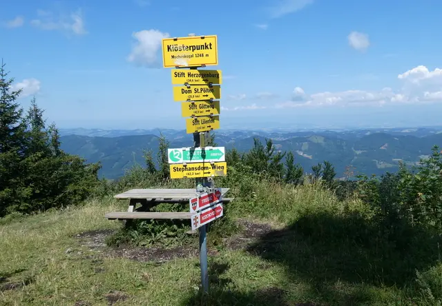 Bei gutem Wetter sieht man vom Klösterpunkt die vier Stifte Melk, Herzogenburg, Göttweig und Lilienfeld.