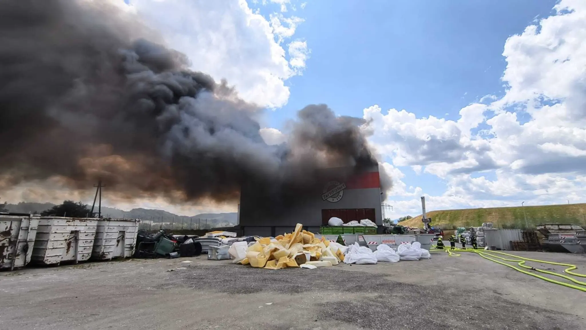 Fire department on scene: Major fire in a waste disposal company's ...
