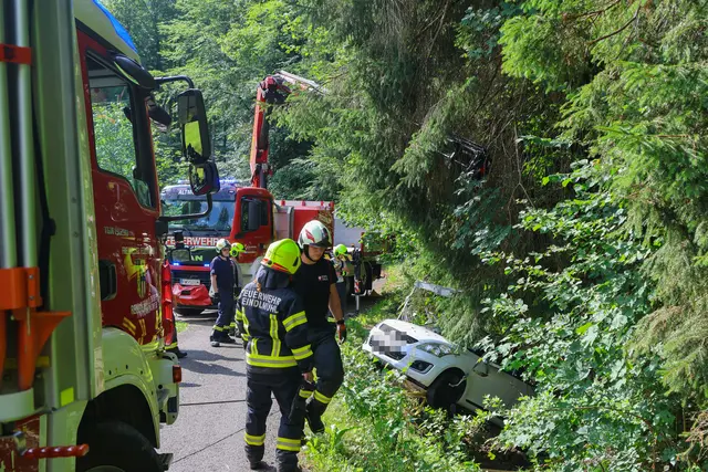 Die Einsatzkräfte von drei Feuerwehren wurden zur Personenrettung alarmiert.  | Foto: laumat/Matthias Lauber