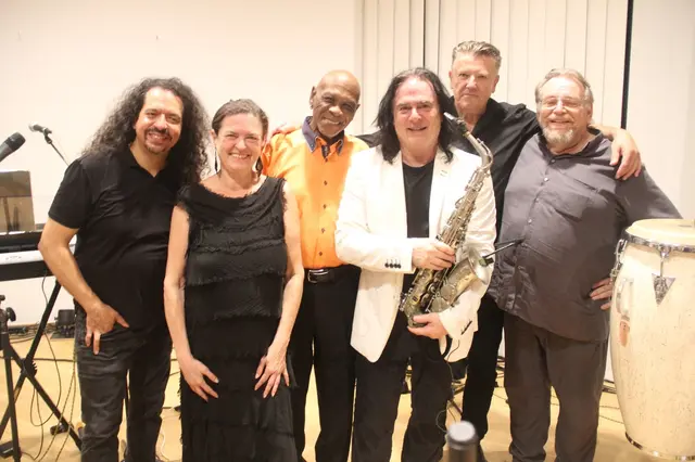 Juan Carlos Bustamante Paniagua aus Kolumbien (Keyboard), Brigitte Tauchner, Roy Meeks (Vocal) aus Jamaica, Andrew Young (Saxophon) Gerhard Hrabal (Percussion) aus Ebreichsdorf und Willhelm Dallos (Backing Vocals). | Foto: treilaf