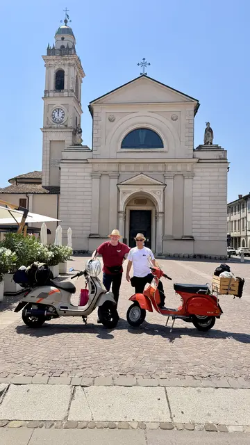 Vor der Kirche von Brescello - dem Ort von Don Camillo und Peppone - in diesem Fall waren es Hermann und Alexander. | Foto: AVG Filmproduktion