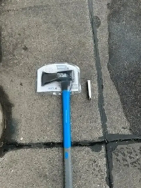 Mit dieser Axt soll der Mann seine Ehefrau mit dem Umbringen bedroht haben.  | Foto: LPD WIEN