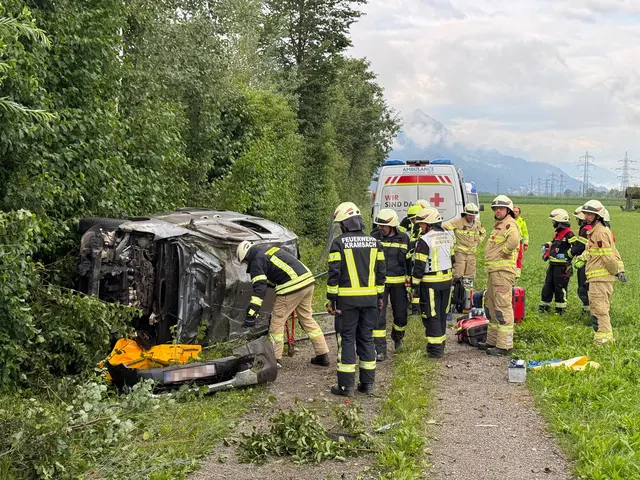 Einsatzkräfte vor Ort bei einem Unfall in Kramsach. | Foto: zoom.tirol
