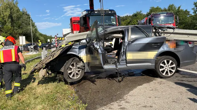 Das Unfallauto wurde von der Feuerwehr abtransportiert. | Foto: DOKU-NÖ