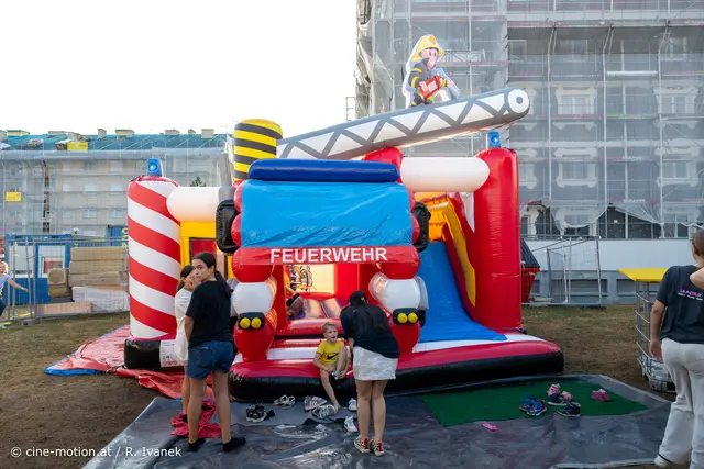 Die neu Hüpfburg im Feuerwehrstil für die Kleinen. | Foto: cine-motion.at / R. Ivanek