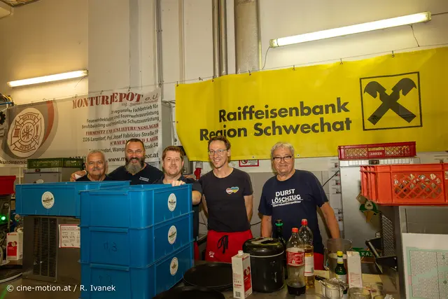 Das Team der Feuerwehr und Helfer im Innenbereich bei der Getränkeausschank - mit dabei auch kirchliche Unterstützung von Bruder Clemens (2. von rechts). | Foto: cine-motion.at / R. Ivanek