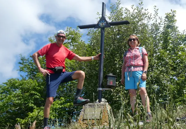 Gigi und ich beim Gipfelkreuz auf der Hinteralm, dem höchsten Punkt unserer Wanderung