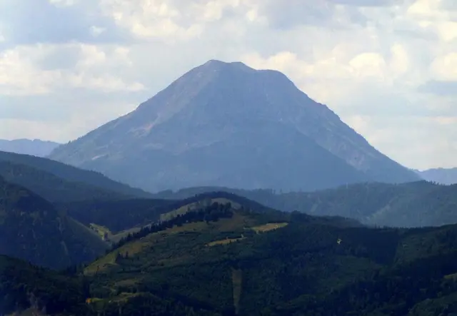 Der Ötscher zeigt sich in der Ferne.