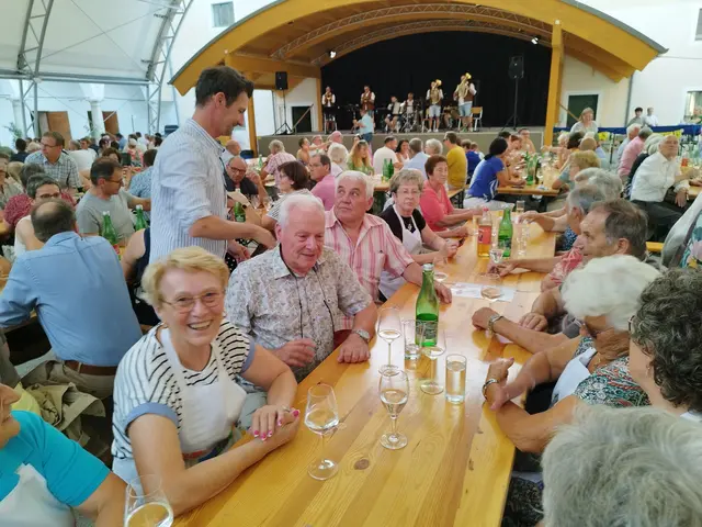 Ldabg. Rene Lobner begrüßte jeden einzelnen Gast | Foto: Hofstetter Gertrude
