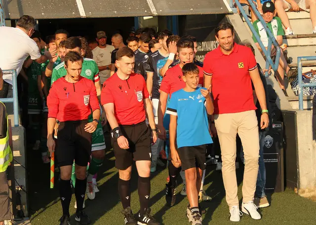 Raiffeisen Landesdirektor Matthias Trost führte beide Supercup-Finalisten aufs Spielfeld und machte gemeinsam mit seinem Sohn "Maxi" den Ankick.  | Foto: Peter Seper