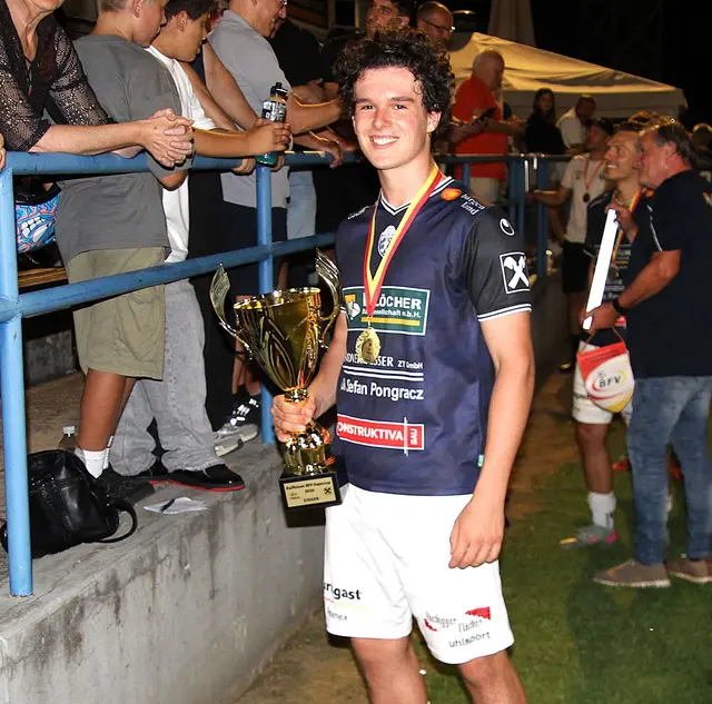Johannes Polster sorgte mit seinem Kopftor für den der ersten Raiffeisen Supercup-Titel.  | Foto: Peter Seper
