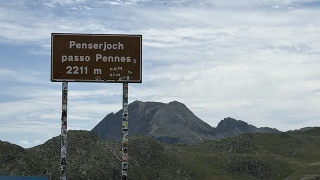 Geschafft: Die Passhöhe Penserjoch / Passo Pennes | Foto: AVG Filmproduktion