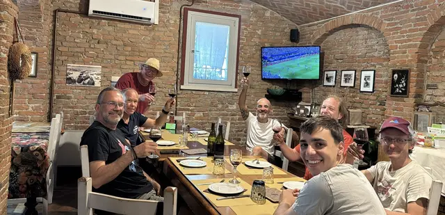 Zusammentreffen im Agriturismo L'Albero del Latte mit den weiteren Freunde des Vespaclub „Mountainmen“ – was mit gutem Wein gebührend gefeiert wurde.  | Foto: AVG Filmproduktion