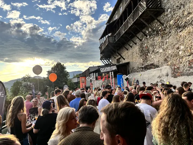 Menschenmenge tanzt auf einer Burg