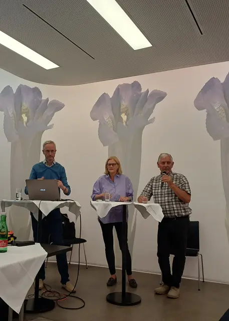 Richard Sonderegger (Archivar Göfis), Ruth Jochum-Gasser und Hans Schöch (ehem. Alpmeister) (v.l.) | Foto: Monika Hammerl