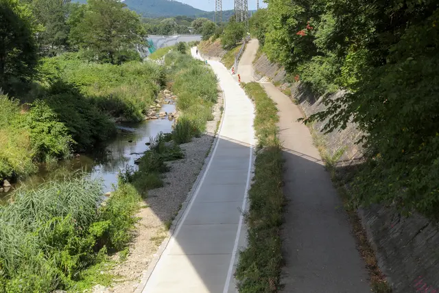 Beton statt Pflastersteinen: Der Radweg entlang des Wienflusses wurde erneuert.  | Foto: Stadt Wien/Christian Fürthner