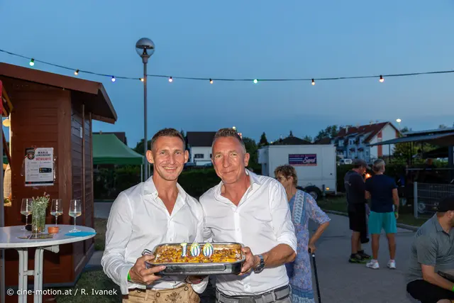 Thomas Giselbrecht und Andreas Perner mit Ihrer Geburtstagstorte nach einem Ständchen. | Foto: cine-motion.at / R. Ivanek