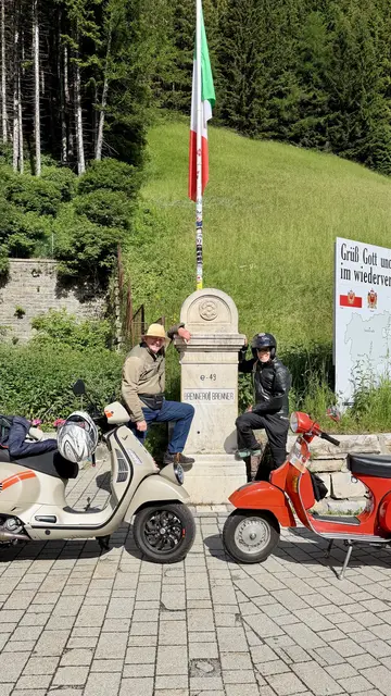 Das erste Highlight Hermann und Alex mit einem Zwischenstop beim Grenzübertritt. | Foto: AVG Filmproduktion