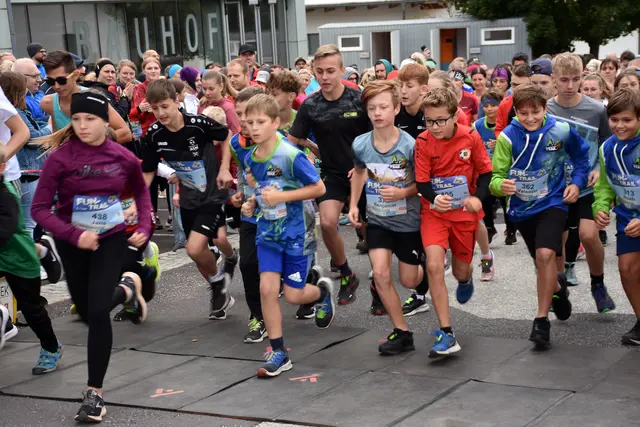 2022 gab der Blasenstein-Trail seine erfolgreiche Premiere. Bei den bisherigen vier Läufen kamen rund 100.000 Euro für den Verein Rheumalis zusammen, der rheumakranke Kinder unterstützt. Am Sonntag, 11. Oktober 2026, feiert das Lauf-Spektakel seinen fünften Geburtstag.
 | Foto: Robert Zinterhof