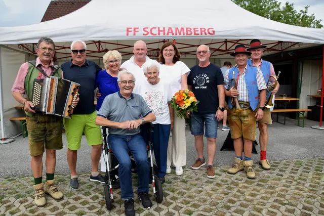 Johann Reinbacher als Gründungsmitglied, Sophie Kindl als älteste Besucherin sowie ein Teil des derzeitigen Organisationskomitees (nicht am Foto Gerhard Freidl) | Foto: MeinBezirk/Josef Strohmeier
