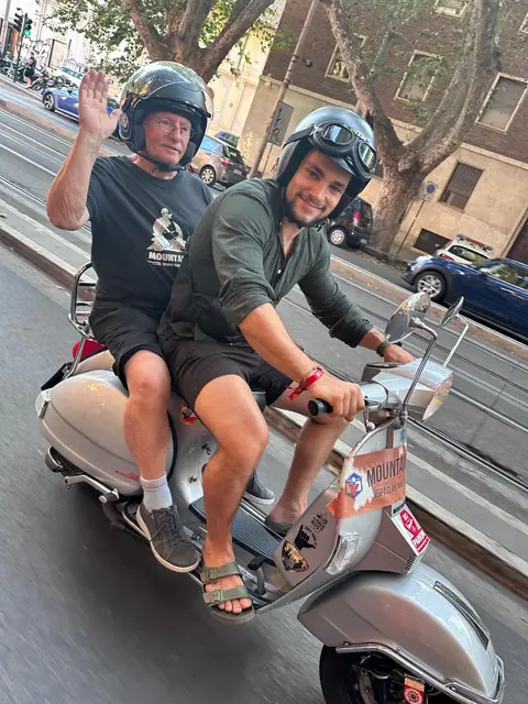 Die Vespa und der Verein verbindet Generationen mit selbstverständlicher Lockerheit. | Foto: AVG Filmproduktion