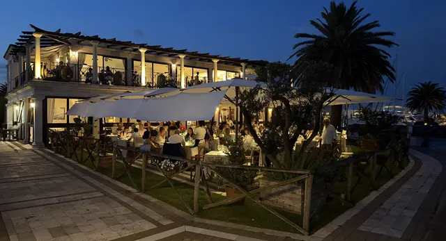 Pflichttermin: Essen im Fischrestaurant „Gina a Porto Romano“ am Meer in Fiumicino. | Foto: AVG Filmproduktion